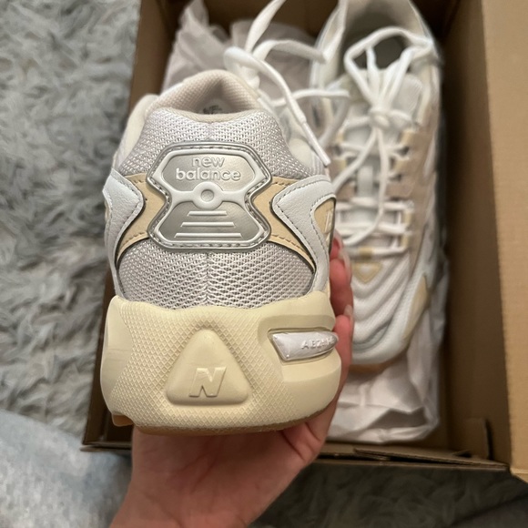 *NEVER WORN* NEW BALANCE 725 UNISEX BEIGE AND WHITE LACE UP SNEAKERS - Picture 6 of 6